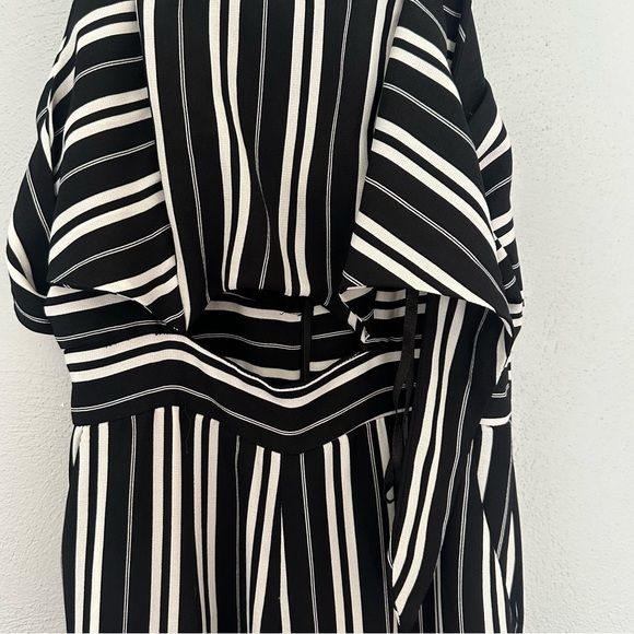 🖤🤍Black and White Striped Jumper with keyhole cut out - size small - Picture 2 of 5